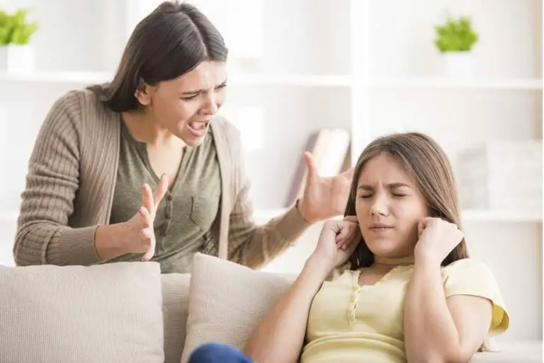 5 Phrases Mothers Say To Their Daughters Which Can Destroy Their Self-Esteem